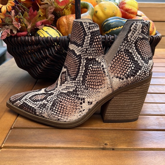 Vince Camuto leather reptile print boot SZ 9 - Picture 5 of 16